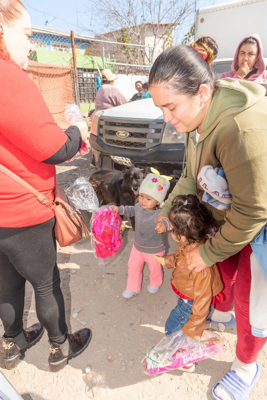Niñas reciben juguetes en la entrega de Reyes Magos