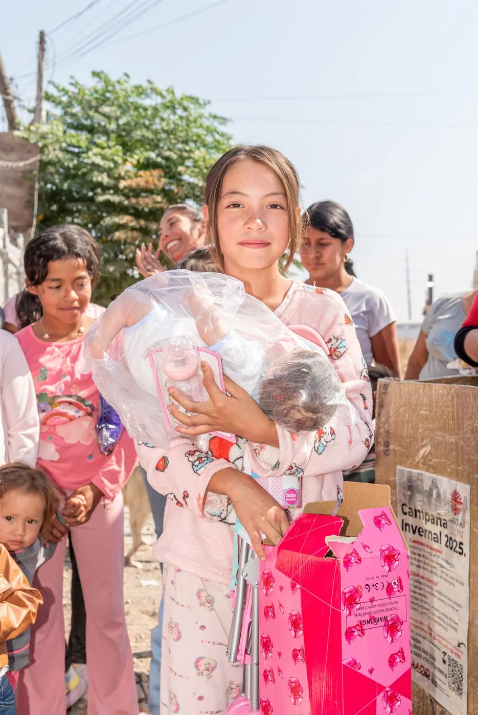 Niña abrazando su regalo de Reyes Magos