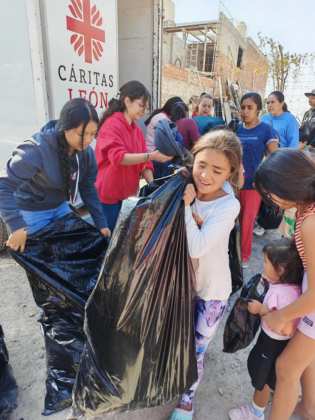 Voluntarias en la Ruta de Amor frente a Cáritas León