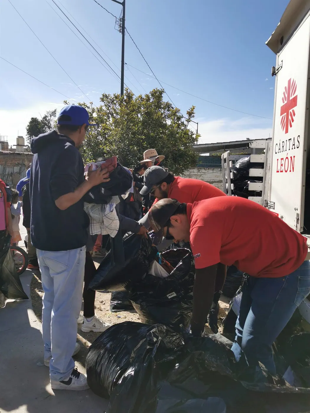 Persona recibiendo apoyo y compañía de Cáritas en la calle