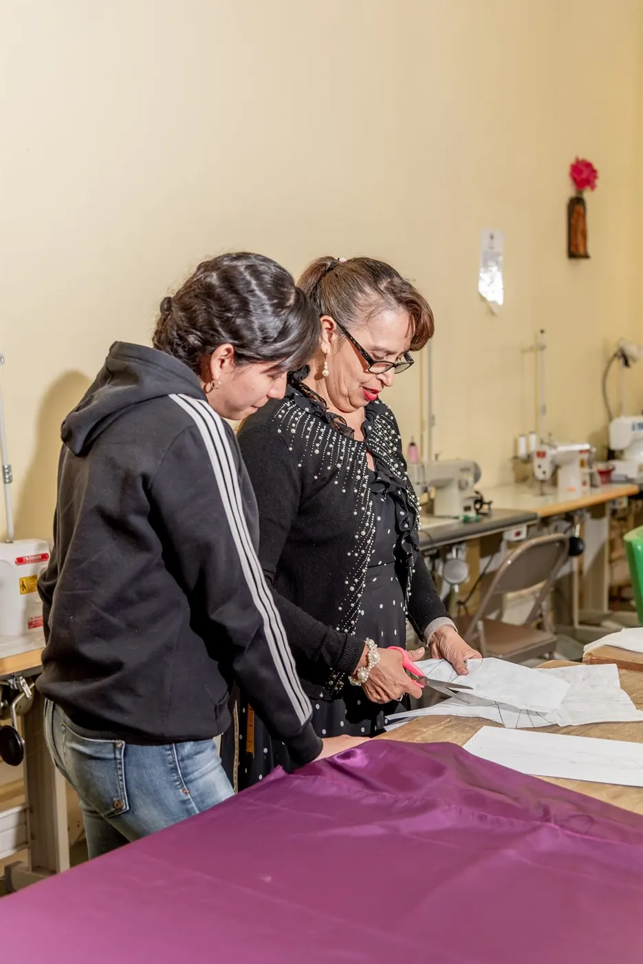 Maestra y alumna en el taller de corte y confección